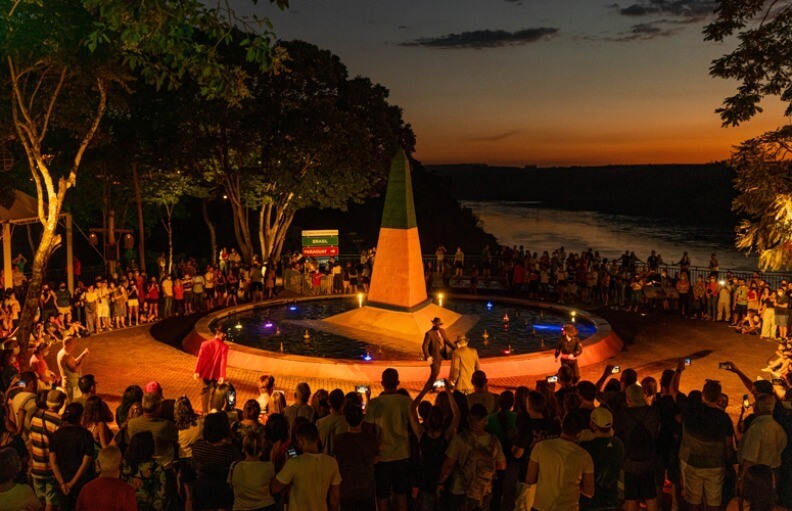 Marco das Três Fronteiras à noite: o melhor passeio em Foz do Iguaçu